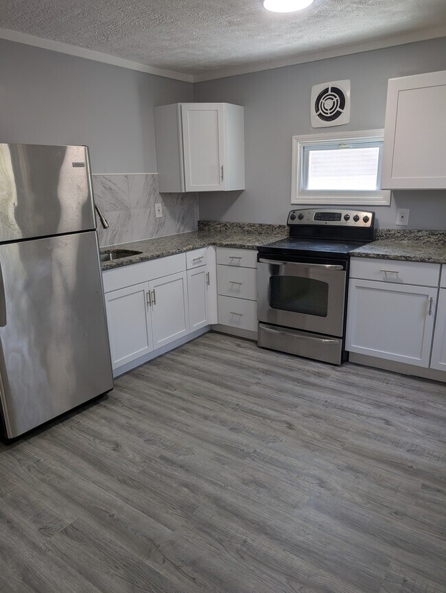 Photo - Charming 5 beds 2 baths in Euclid!