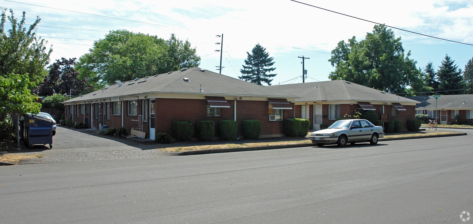 Photo - Queen's Court Apartments