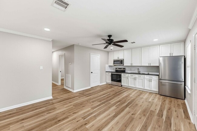 Photo - 1121 Edgewood Dr