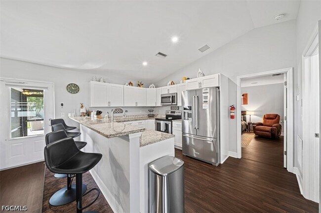 522 NE Van Loon Ln