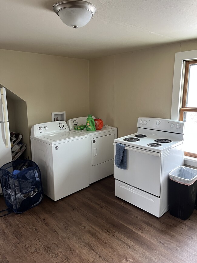Kitchen / Washer Dryer - 203 S Whiton St