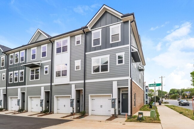 Building Photo - Beautiful 3BR 3.5BA Townhome w/ Full Appliance Kitchen Garage Parking in West End