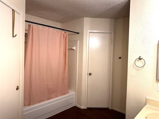Photo - 614 Live Oak Dr