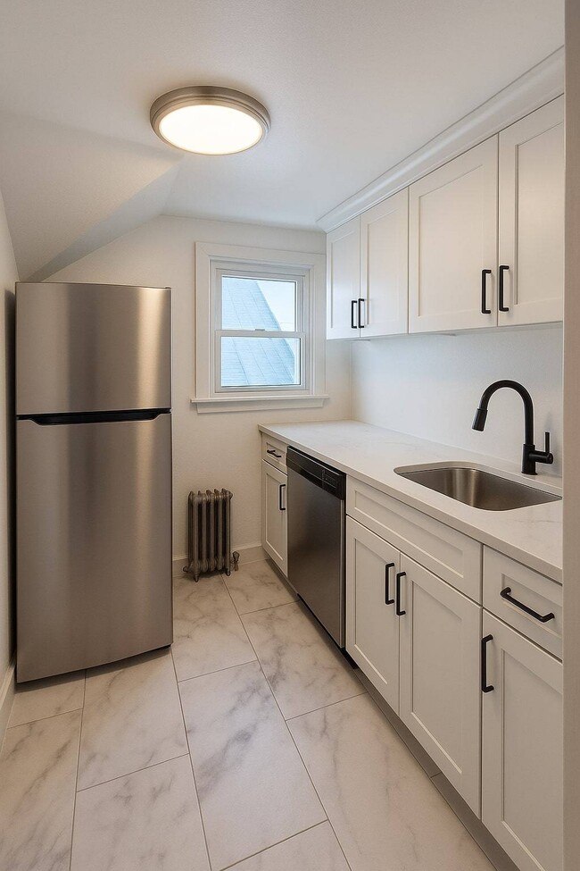 Building Photo - 107 Caroline St