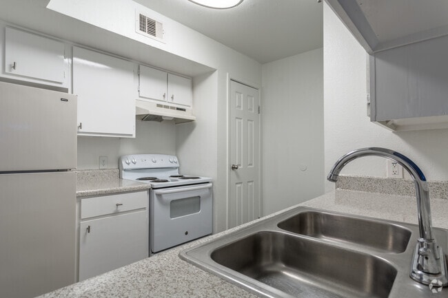 2BR, 2BA - 936SF - The Poplar
