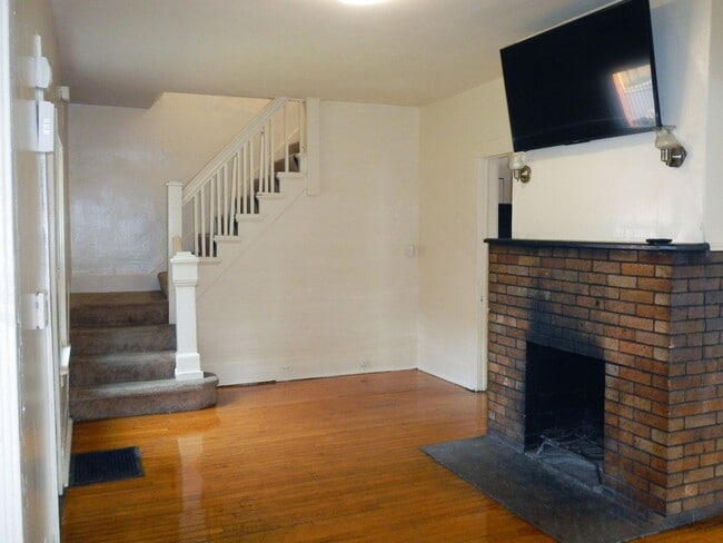 Photo - 120.5 Dell St - AVAILABLE 6/1/26 - House f... Unit Dell 120.5