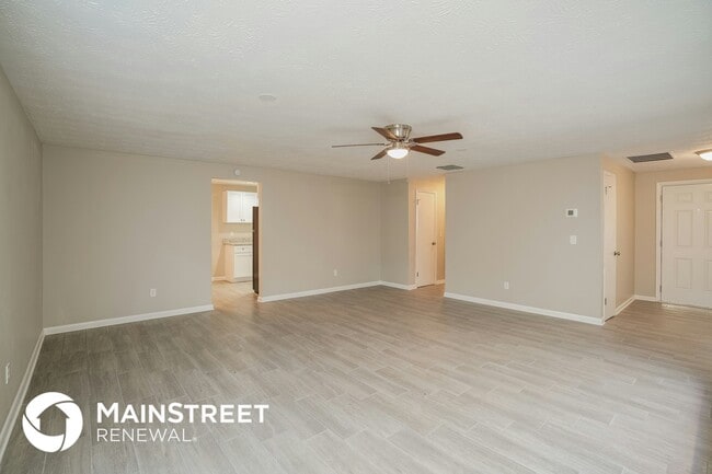 Photo - 970 Dostie Cir