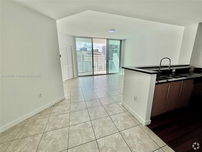 Building Photo - 300 S Biscayne Blvd Unit 1405 Rental