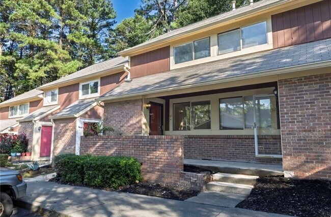 Building Photo - Renovated townhome in Great Alpharetta location