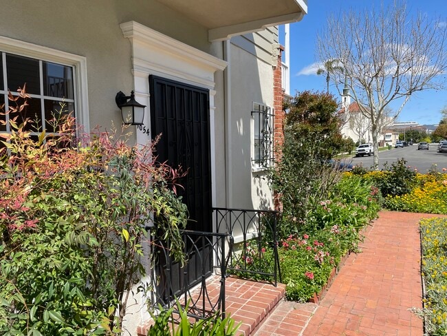 1054 entry - 1054 Masselin Ave