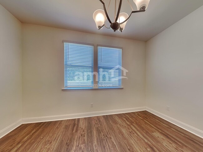 Photo - 320 Azore Way