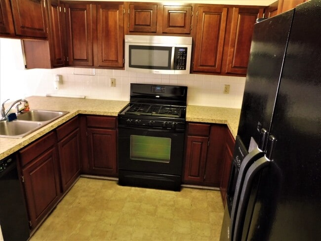 Photo - 3 or 4 Bedroom / 3.5 Bath Condo Kingsport, TN 37663