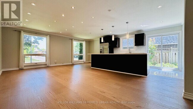 Photo - 2255 Urwin Crescent