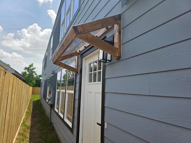 Building Photo - 4702 Baton Rouge St