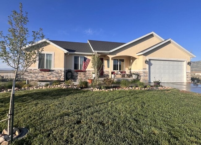 Building Photo - 2959 W Rim Rock Dr