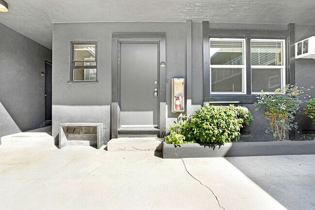 Photo - 1844-1850 North Harvard