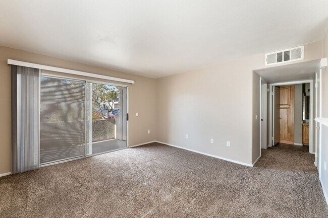 Photo - Beautiful, upgraded 2 bd/2ba condo located in the heart of the Whitney Ranch area! Unidad 1067