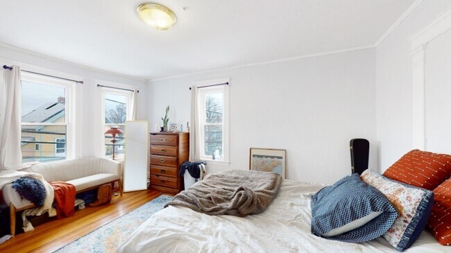 Photo - 9/1 Huge two-level 5BR/2BA in Spring Hill ...