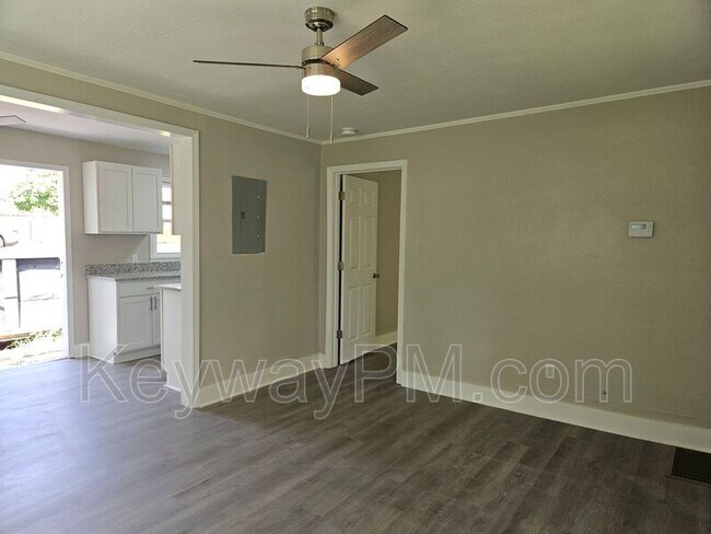 Photo - 302 Crystal Lake Dr