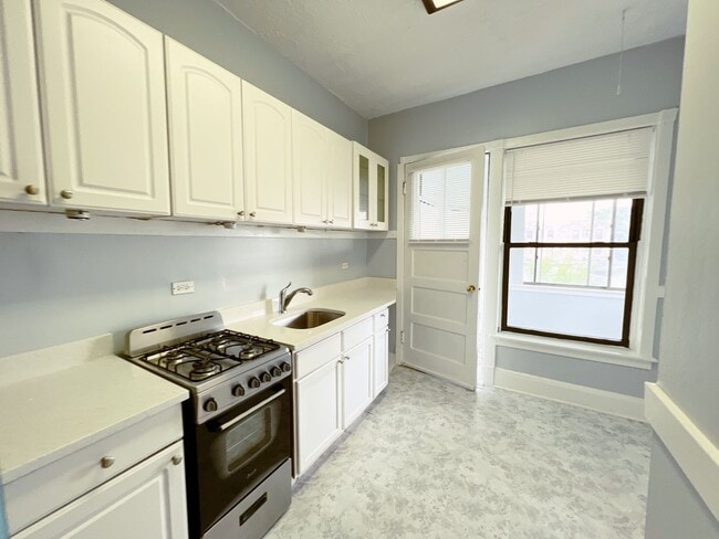 Photo - 817 W Belle Plaine Ave Unit #3R
