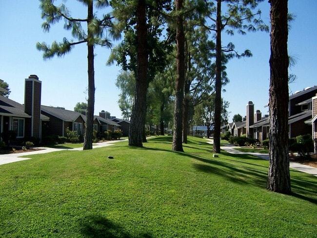 Photo - Laurelglen Square