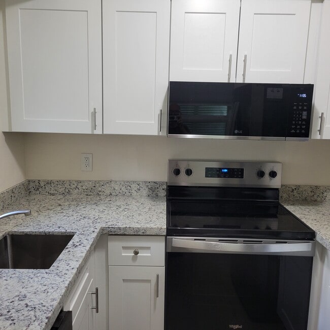 new glasstop range and microwave - 2031 NE 56th St Unit 1