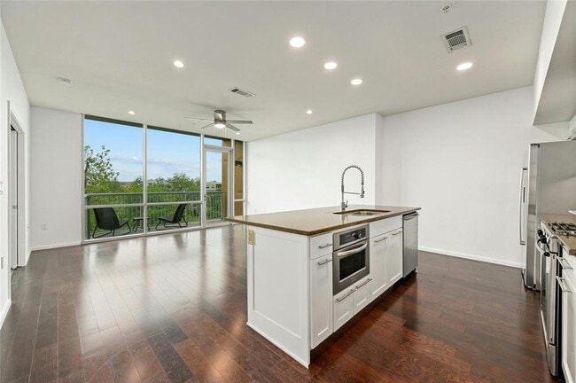 Building Photo - 1600 Barton Springs Rd Unit 5510