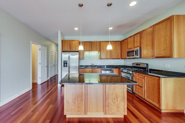 Building Photo - Available July 1st - 3 Bedroom in Wicker Park Unit 302