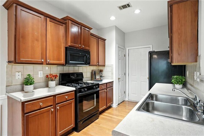 Photo - 2263 Leicester Way SE