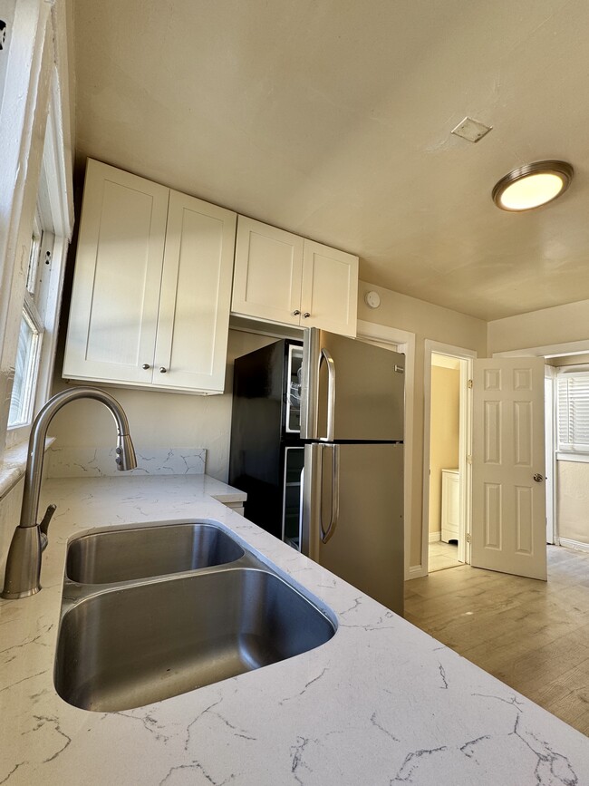 Photo - 4216 Woodlawn Ave Unit 4218