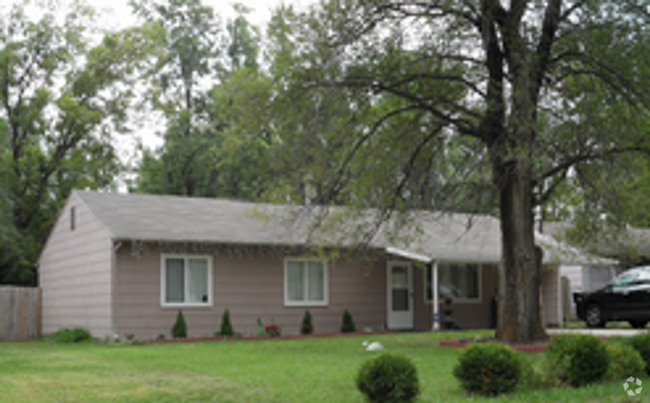 Building Photo - Great 3 bedroom 2 bath rancher near major ... Rental