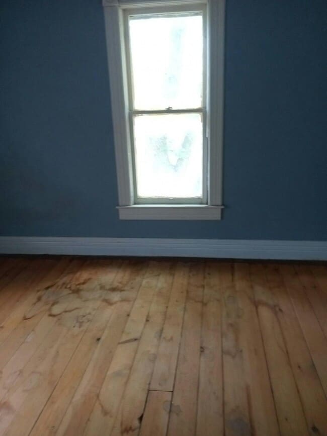 Photo - 205 5th St E