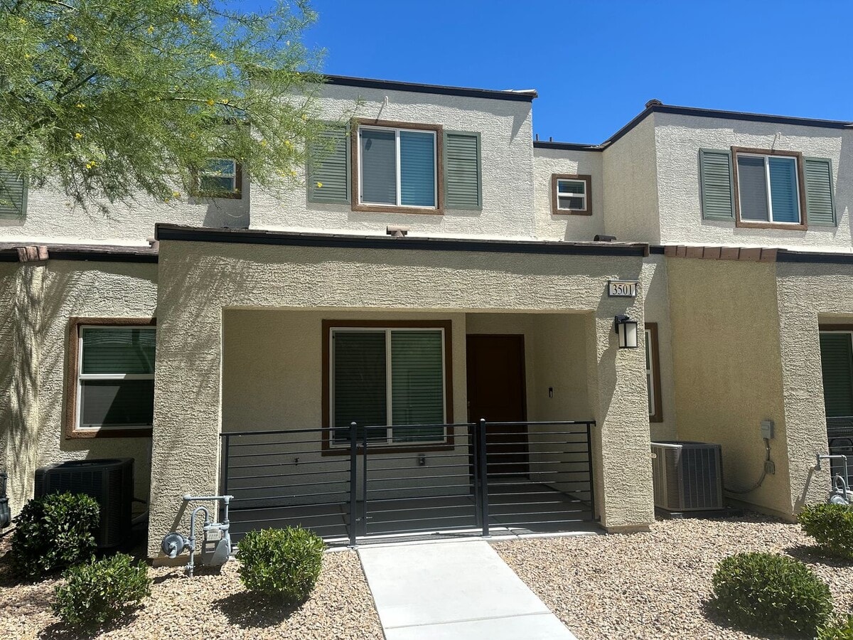 NW! 3 Bedroom Townhouse!! Gated!! Parks!! All Tile Floors Downstairs!! 2 Car Garage!!! - NW! 3 Bedroom Townhouse!! Gated!! Parks!! All Tile Floors Downstairs!! 2 Car Garage!!!