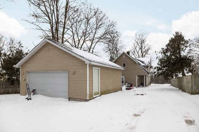 Building Photo - 404 2nd St Unit 2