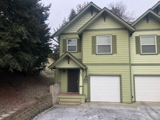 Photo - 435 SE Spring St