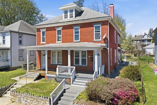 Building Photo - Beautiful Duplex with Charm