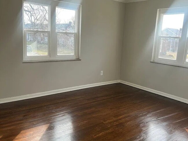 Building Photo - Close to downtown without the price tag. Updated 1BD/1BA with hardwood floors, granite counters, ... Unit Apt A