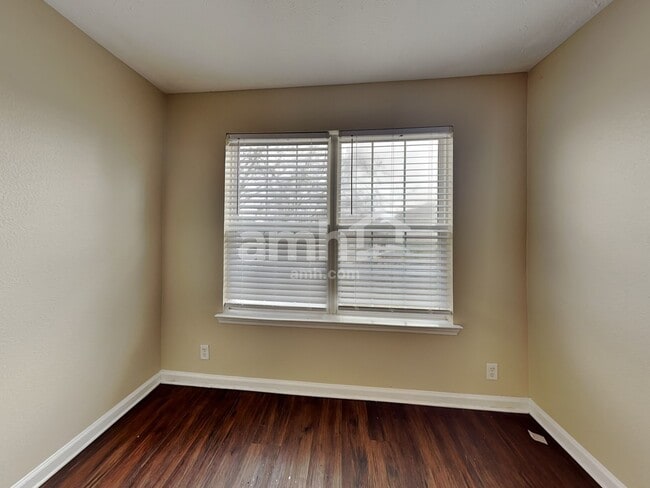 Photo - 913 Tom Hailey Blvd