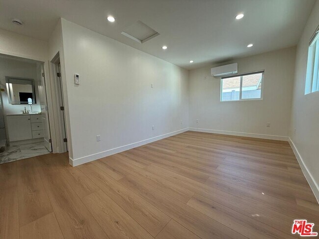 Photo - 19055 Gledhill St