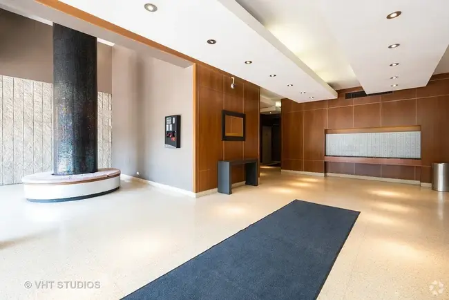 Building Photo - 450 W Briar Pl Unit 11M Rental
