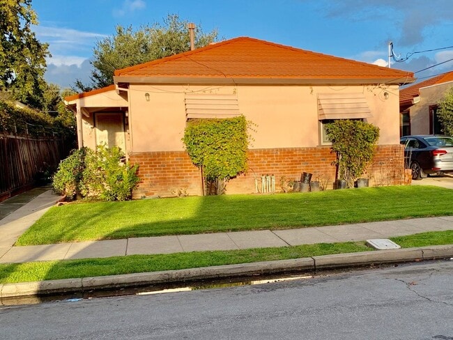 Building Photo - 16TH 630-632 N Unit 16TH 630-632 N 630