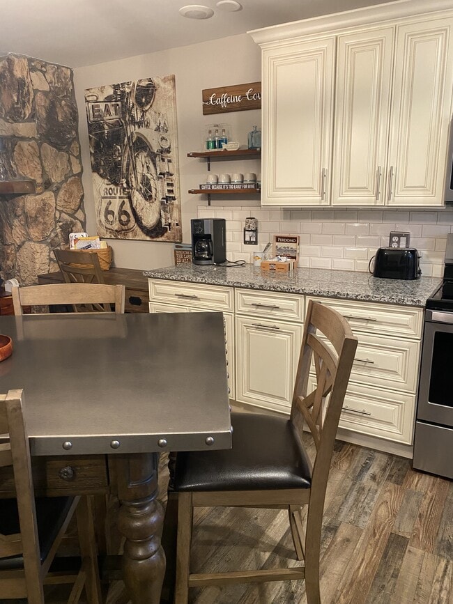 Photo - 611 Lazy Days Rd