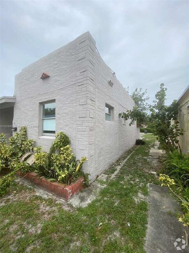 Building Photo - 2014 Funston St Unit C Rental