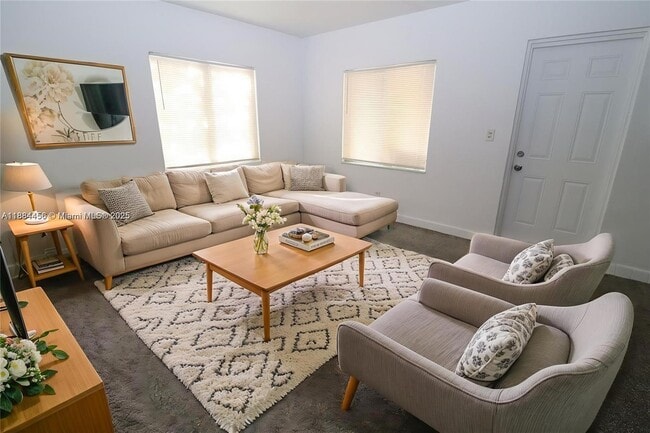 Building Photo - 1139 NE 10th Ave Unit 1