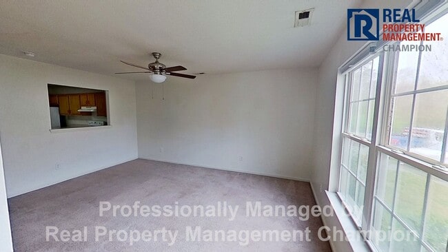 Building Photo - 2 BD/2.5 BA Townhome with Convenient Jacksonville Location