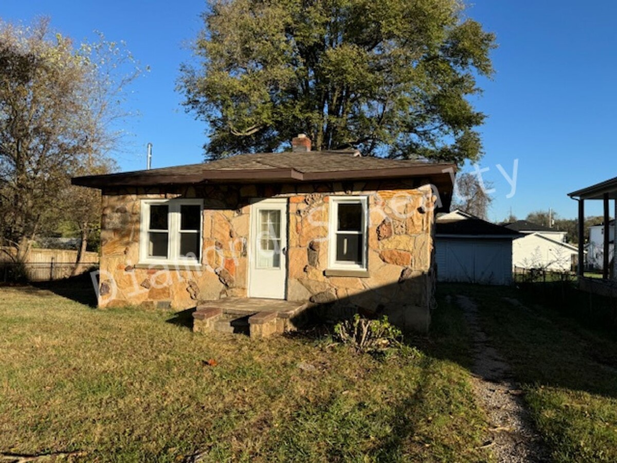 Adorable Stone 1 Bedroom Home Available! - Adorable Stone 1 Bedroom Home Available!