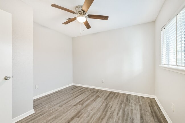 Building Photo - 2714 Foliage Green Dr