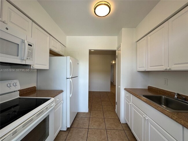 Building Photo - 1400 NE 56th St Unit 306