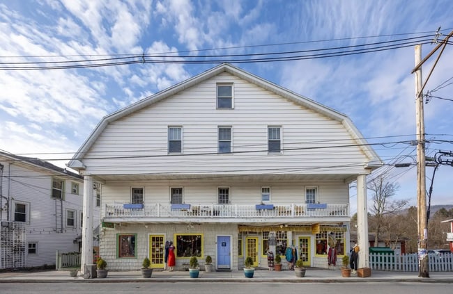 Building Photo - 5-7 Rock City Rd Unit 2B