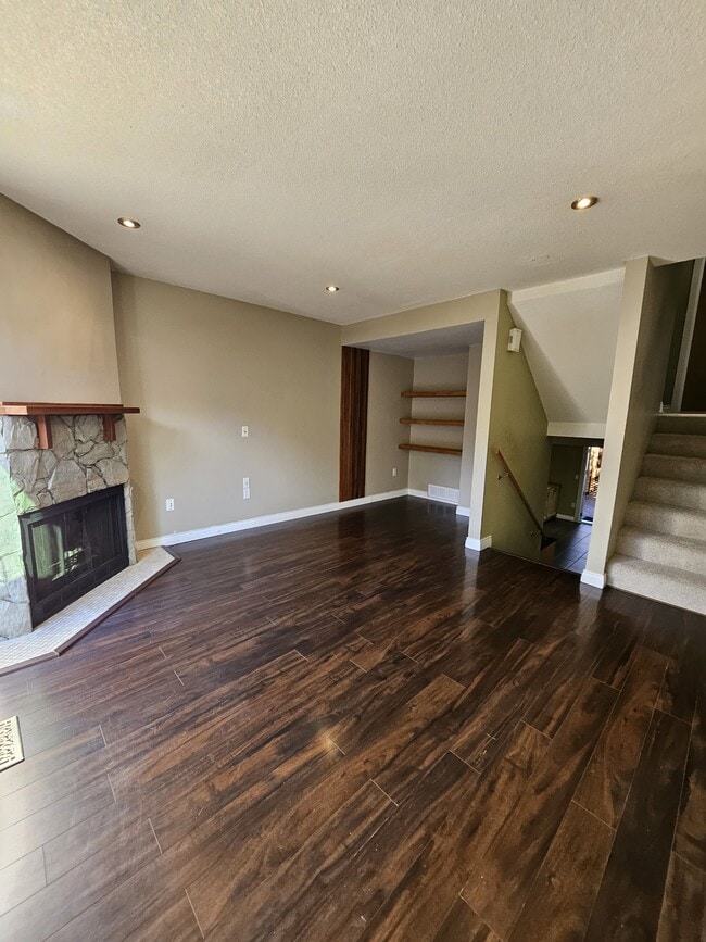 Photo - 221 Balmoral Pl